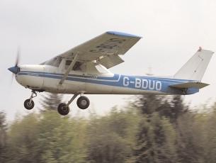 Tilläggskorrektioner enligt BCL: Om inte annat anges i flyghandboken ska som riktvärde landningssträckan minst ökas: med 20% om banan består av våt, kortklippt gräsyta; med 50% om det är våt,