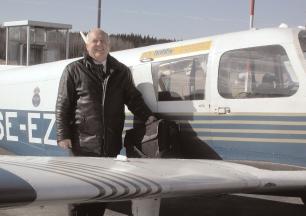 Om du har full klaff och måste avbryta landningen är det viktigt att du handlar i rätt ordning: * Behåll höjden. * Fullgas direkt och utan att tveka. * Kontrollera att förgasarvärmen är i läge FRÅN.