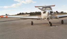 Rapport RL 2001:28 Väder Vind 280 / 5 knop, temp./daggpunkt +14/+10 C. Händelseförlopp m.m. Föraren startade tillsammans med en passagerare från Göteborg/Säve flygplats vid 18-tiden för att göra en flygning i området norr om Göteborg.