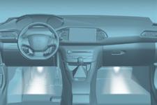 Ergonomi och komfort Belysning i benutrymme Aktivering Komfortbelysning En dämpad belysning i kupén gör det enklare att se inne i bilen när det är mörkt ute.