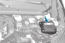Om ett fel uppstår Säkringar i motorrummet Säkringsboxen har placerats i motorrummet i närheten av batteriet.