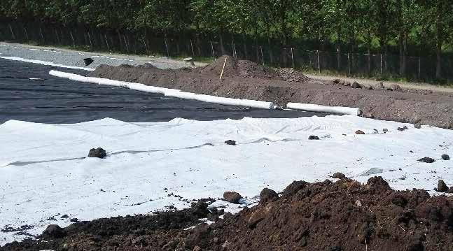 Dräneringsmatta Dräneringsmattan är en sammansatt produkt bestående av en plastkärna och nålfiltad geotextil på en eller båda sidor.