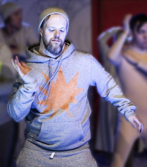 Dans Teater Barda Björn Högberg, Foto: Sandra Lee Pettersson Teater Barda är en scenkonstgrupp där skådespelarna består av personer med en utvecklingsstörning eller ett psykiskt funktionshinder.