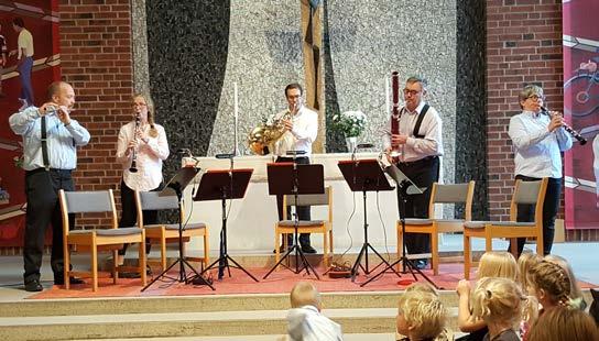 Musik Allsång och instrumentprovning - Offentliga arrangörer Jan MUSIKALISK RESA MED BLÅSKVINTETTFAMILJEN En lekfull och interaktiv föreställning med allsång och instrumentprovning.