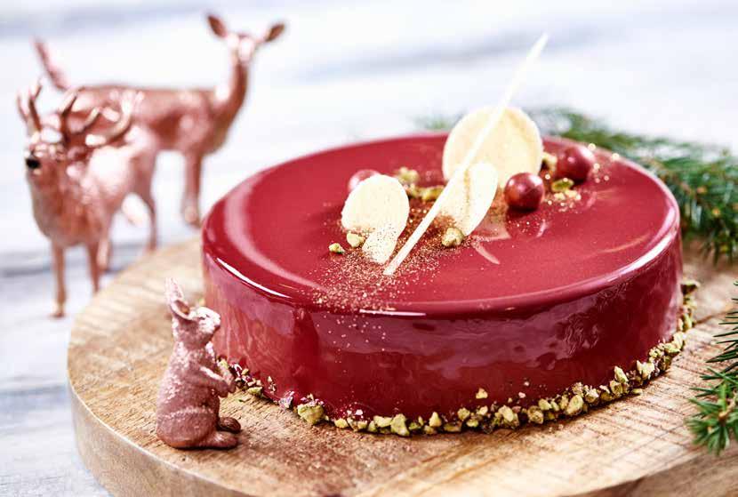 Jultårta Jultårta: Pistage/svartvinbär/choklad Denna tårta bygger man först upp en interiör enligt följande som är 2 cm mindre i diameter en den färdiga tårtan (18 cm).