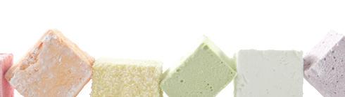 baka MARSHMALLOWS MED Ingredienser Receptet gäller för 60 st 2 msk gelatinpulver 1 dl vatten 4 dl strösocker 1½ dl vit sirap 3 msk vatten 75 g krossade polkagrisar röda hushållsfärger olja till