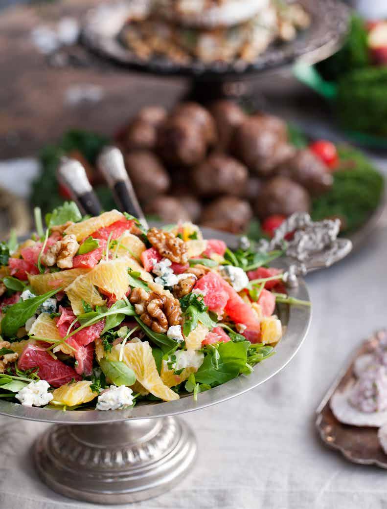Bjud på något uppfriskande! RECEPT: CITRUSSALLAD PERFEKT FÖR JULBORDET Du behöver: (8 pers) 200 g blandsallad 8 apelsiner/grapefrukt 150 g ädelost 100 g valnötter 1 msk flytande honung Gör så här: 1.