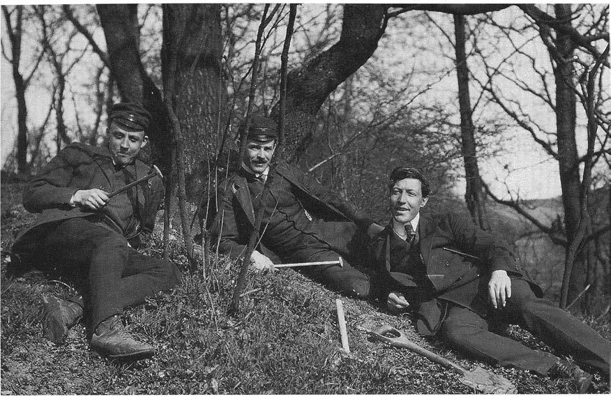 l Fågelsång 1912. Fr v Gunnar Ekström, troligen Sigvard Sjöberg (invald i Fältklubben 1912), J. Ernhold Hede. Foto A. Hadding. Under 1893 invaldes ANDERS HENNIG (1864-1918) och August Nilsson.