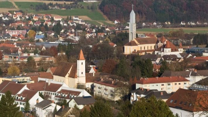 Graz (61.1 km) Graz är provinsen Steiermarks huvudstad, samt Österrikes näststörsta stad. Det är också en universitetsstad med sex stycken universitet och drygt 44 000 studenter.