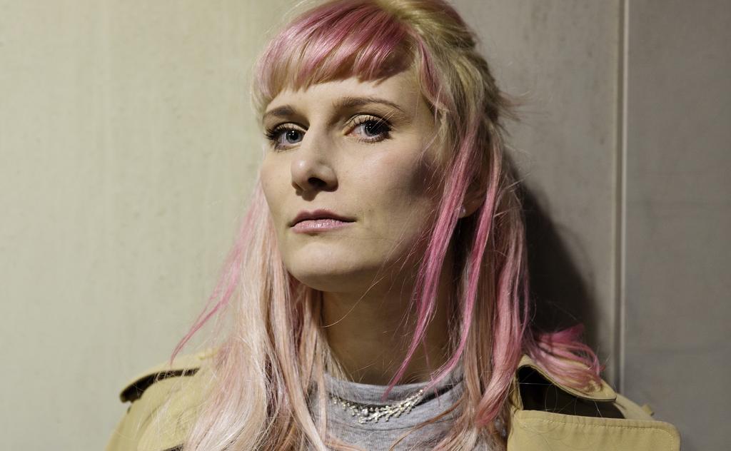 Just nu är jag här av Isabelle Ståhl Det mesta i tjugoåttaåriga Elises liv känns flytande och utbytbart. I mobilflödet flimrar ögonblicksbilderna av andras lycka förbi.