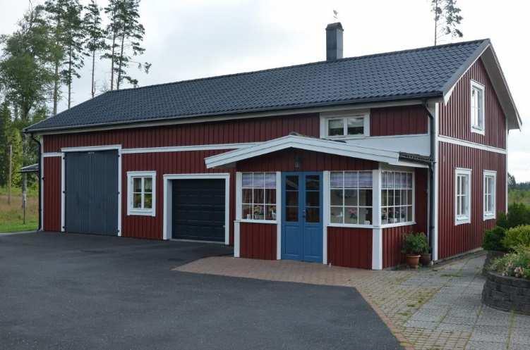 Energideklaration kommer att utföras V. 33 och kan erhållas från mäklaren när den är klar. Garage/gästlägenhet Garage uppförd 1989 med vidbyggd bostadsdel. Byggnadsmått 7x15,6 m, samt veranda.