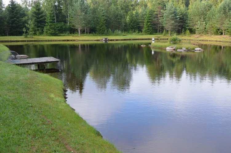 Uteplats Uppförd i trä på bjälklag i makadambädd och