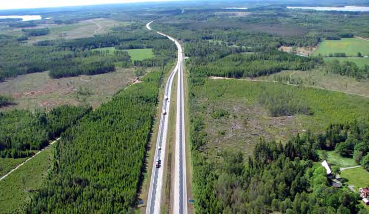 8.6 Naturresurser Utbyggnadsförslaget tar ett upp till 0 m brett arbetsområde i anspråk under byggtiden. I driftsfasen behöver ett ca 8 m brett stråk hållas fritt från större träd.