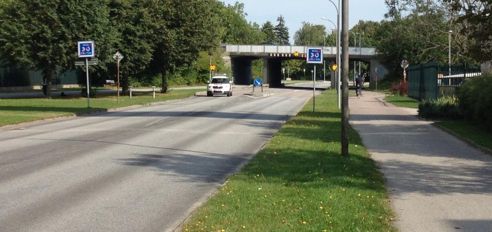 Gång- och cykelbanor löper utmed med Sölvegatans båda sidor på hela sträckan och dessa är separerade från gatan med skiljeremsor.