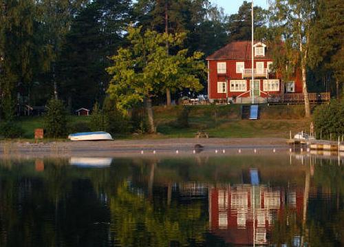 Vibäcks semesterhem vid Sörmlandskusten Vibäcks semesterhem ligger vid Sörmlandskusten. Här finns tolv stugor med olika kapacitet: fyra, fem eller sex bäddar. En del av stugorna har wc och dusch.