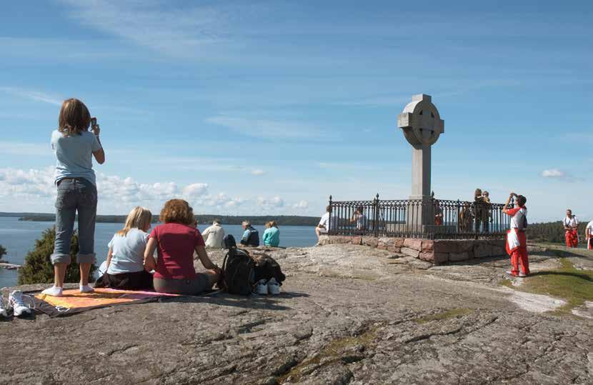 38 VÄRLDSARV I SVERIGE BIRKA OCH HOVGÅRDEN På Björkö i Mälaren kan man uppleva en av de mest kompletta och väl bevarade vikingatida handels- och mötesplatserna i norra Europa.