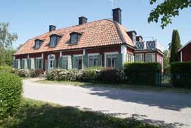 Tillverkning på Malmen Kantongatan uppfördes vid mitten av 1700-talet för produktion av huvudsakligen siden, spetsar och finare smide. För hovet uppfördes bostäder som fortfarande är i bruk.
