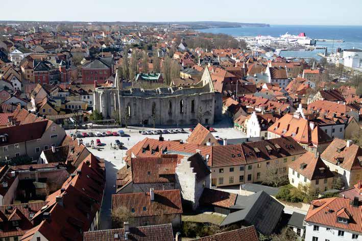 Längs gränderna finns fler än 200 handelshus, packhus och bostadshus från 1100 1300-talen. Bland stadsbebyggelsen finns också 15 kyrkor, en medeltida skola och ett helgeandshus.