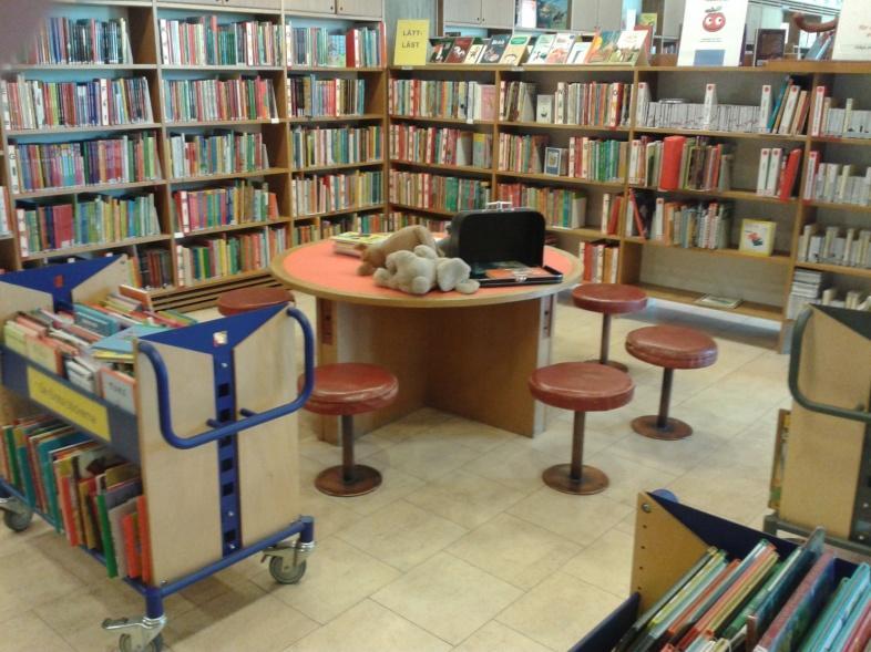Bibliotek 2011 Personal I statistiken är bibliotekspersonalen uppdelad på bibliotekarier, som har akademisk examen inom biblioteks- och informationsvetenskap eller motsvarande, och övrig personal.