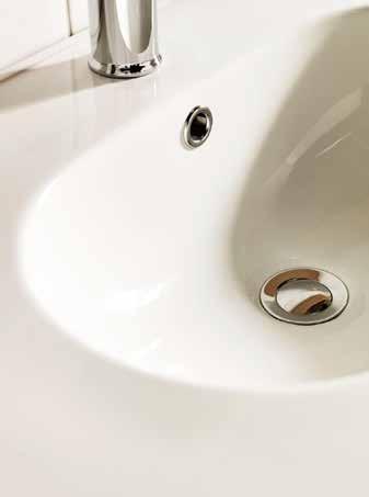 Torka med en mjuk trasa bort vattendroppar för att undvika kalkbeläggningar. Om akrylytan skulle skadas eller repas finns C & S Bathroom som rengör och eliminerar mindre märken samt repor.