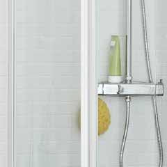 HAFA ORIGINAL Modern och lätt välvd duschhörna med eleganta vita eller kromade profiler. Integrerade längsgående handtag med en infälld magnetlist.