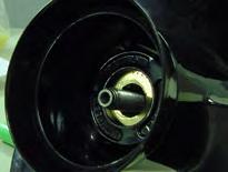 Andra vanliga misstag vid montering av propeller: Bild. 5 Propelleraxelntaper är synlig, vilket indikerar OEM tryckbricka har tagits bort. Tryckbrickan från XHS navsatsen kan nu monteras. Bild. 6 Original tryckbricka har inte tagits bort och delarna från XHS navsatsen Michigan Wheel propellern kommer inte att passa ordentligt.