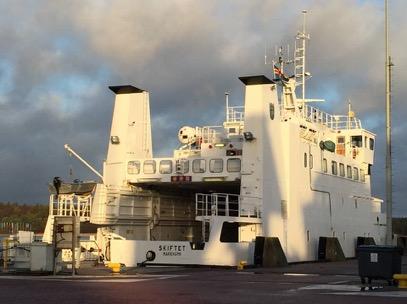 De båda ordinarie färjorna m/s Gudingen och Skiftet tar 250 passagerare, har servering ombord, gratis WiFi och man kan sitta ute vid vackert väder.