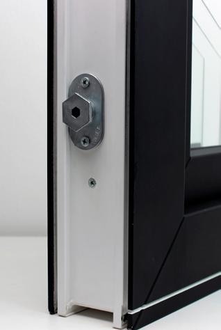 Urfräst spår för fönsterbleck Istället för det vanliga spåret i underkanten kan vi erbjuda urfräst spår på framsidan för fönsterbleck. Detta gör det smidigt för plåtslagaren.