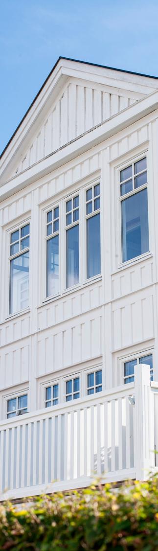 ALUMINIUMBEKLÄTT TRÄ Ett gediget träfönster med aluminium på utsidan för minimalt underhåll.