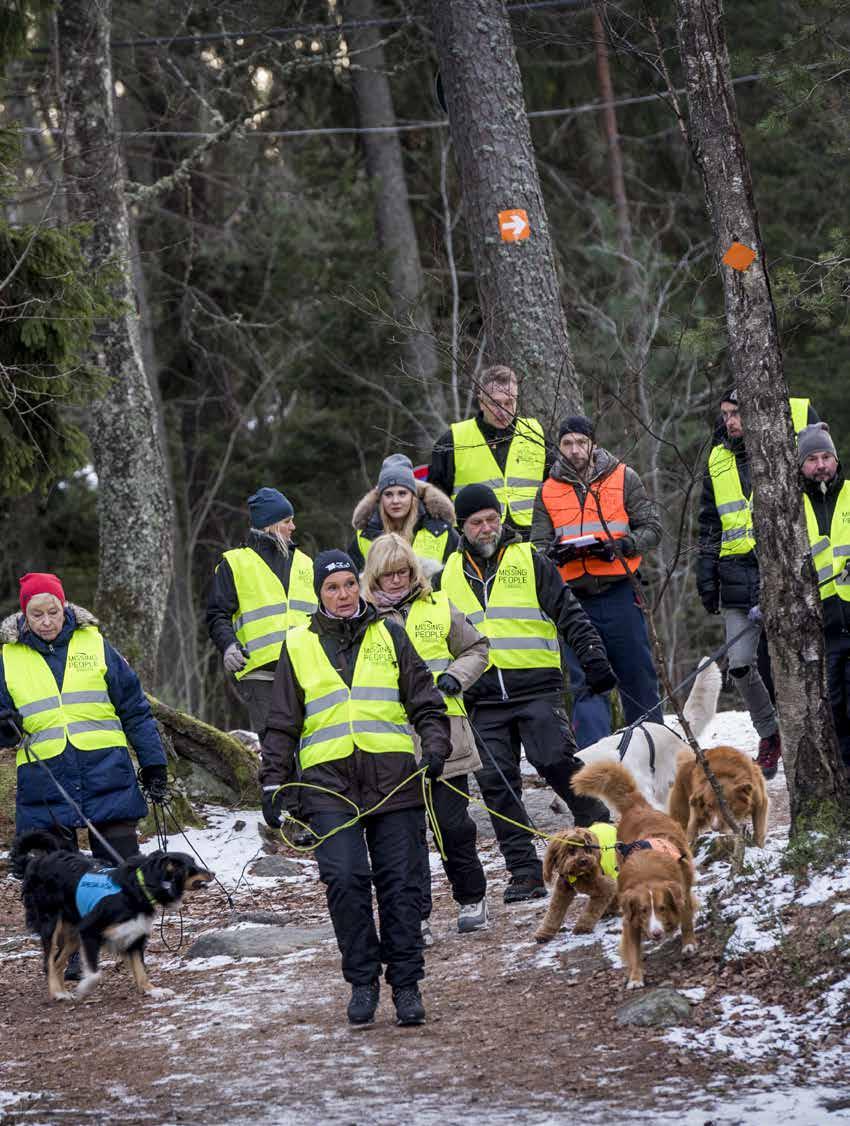 ENLIGT POLISEN ANMÄLS ÖVER 7 000 PERSONER FÖRSVUNNA I SVERIGE PER ÅR. EN SKALLGÅNGSKEDJA kräver många sökare.
