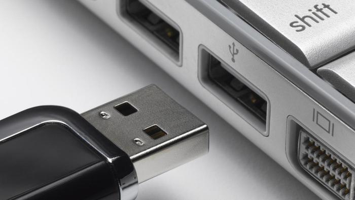 USB På en dator finns alltid ett antal USB-portar där man kan ansluta exempelvis en extern hårddisk, en kamera, mobiltelefonen med mera. Den tidigare standarden heter USB 2.0, men nu blir USB 3.