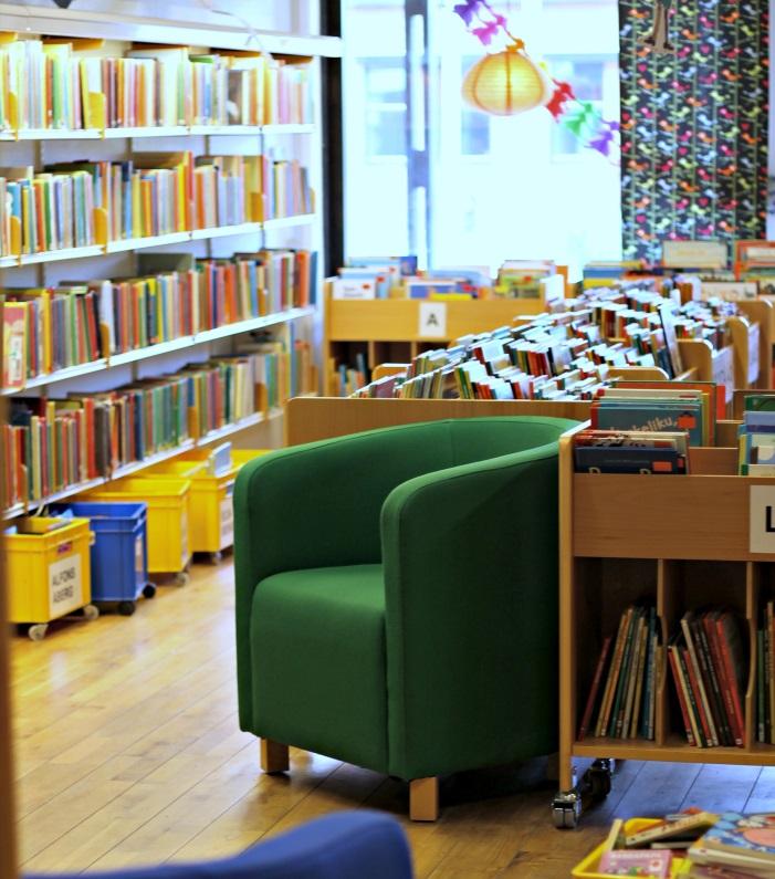 Mål Folkbiblioteket ska erbjuda en demokratisk mötesplats för alla. Det ska finnas plats för läsning och studier, rum för barn och unga och spontana möten och interaktioner.