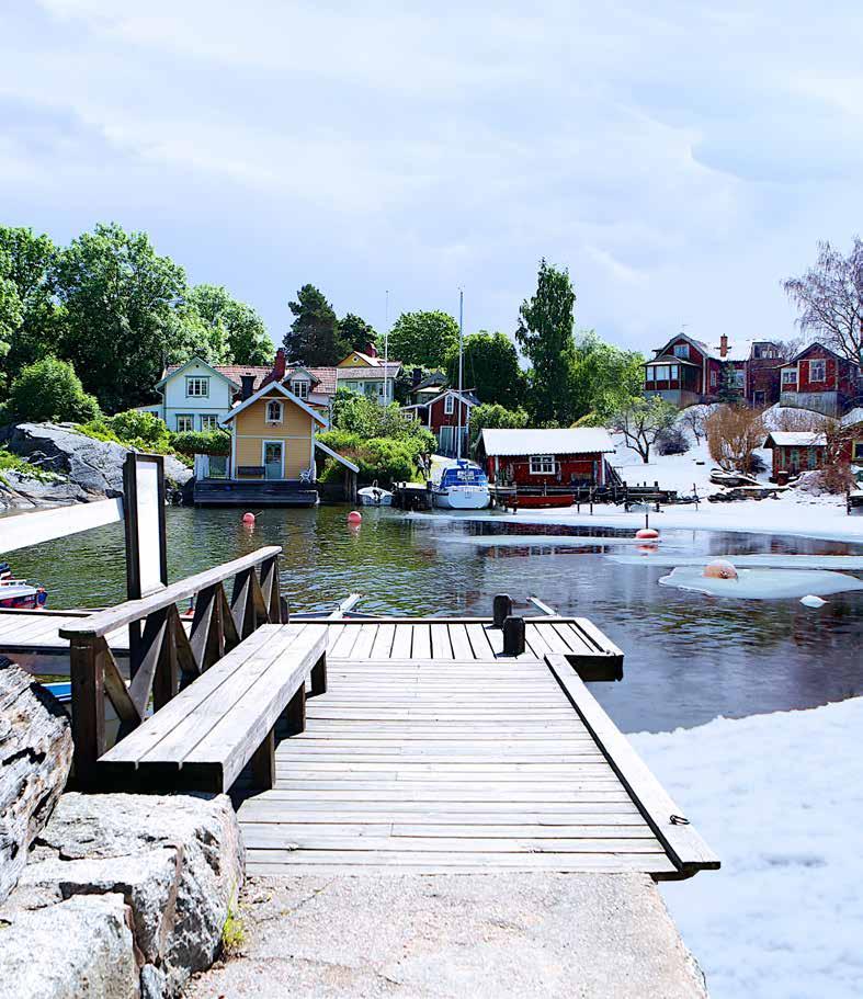 VAXHOLM ARCHIPELAGO EXPERIENCES ALL YEAR ROUND Skärgårdsupplevelser året runt In Vaxholm fisherman cottages mix with turn-of-the century villas, restaurants, shops, beaches and beautiful scenery.
