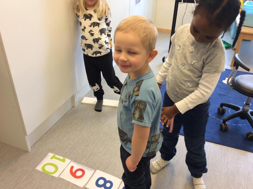 Programmering - inte bara robotar... Vi programmerar varandra genom drama; -Känner du hur många tryck jag trycker M? -Haha, många, pip,pip, piiip! Jag har en idé!