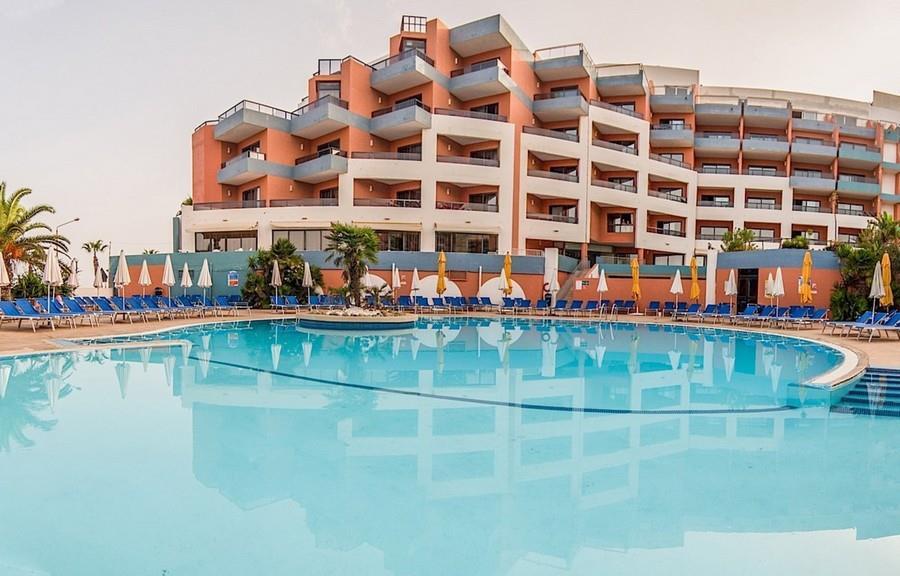 HOTELL DOLMEN RESORT HOTEL & SPA **** Qawra, St. Paul s Bay, SPB 2402 Malta Fint hotell som ligger vid havet i St. Paul s Bay. Här erbjuds panoramautsikt över havet, privat strand utan extra kostnad, fyra pooler samt spa med bubbelbad, bastu och träningslokal.