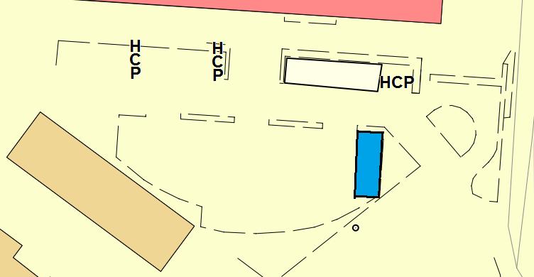 Övervägande Förslag 1 gör att man kan behöva gå ca 60 meter, nackdelen är att man blir tvungen att passera infarten till parkeringen. 15 platser blir korttidsparkering.