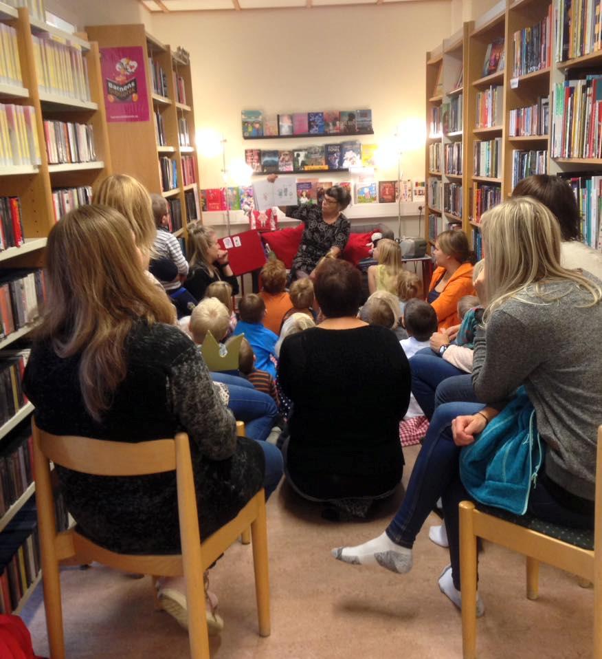 Särskilda insatser för barn med annat modersmål än svenska - Informationsbroschyren Välkommen till biblioteket på olika språk delas ut till föräldrar som talar annat språk än svenska.