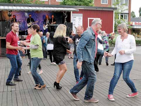 Barnkortege á la varieté Direktören Hanna Vagant, stolt i sin röda hatt, och dragspelsmusikanten Jon Halvar. Foto: Hanna Jon. Temat är varieté vid fredagens barnkortege.