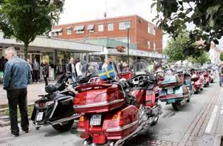 00 från brandstationen, varifrån den letar sig upp till Torget. Samling för alla deltagare en kvart innan. Även denna kortege innehåller en tävlingsdel, eller rättare sagt två.