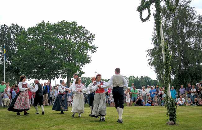 Det var omväxlande dragspel och gitarr av Nina och nyckelharpa av Kurt-Åke. De hanterade instrumenten Tipspromenad och lotteri för alla åldrar var populärt.