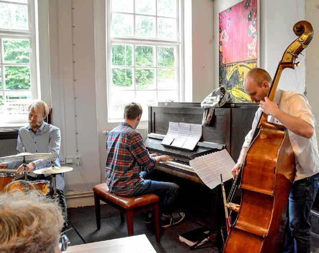 14-18 månd-fred fram till 21/7. Musikandakt. Veckans ros......till Melleruds kommun som under alla år gjort allt för att underlätta och förgylla livet för vår son Johan Oskarsson.