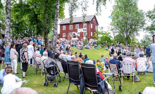 Det kommer mer folk år för år, sade Sten Torstensson med ett stort leende när han som vanligt gick runt och sålde lotter.