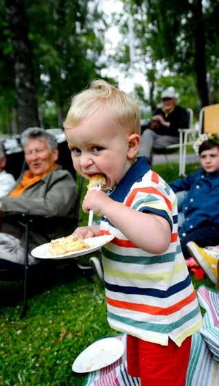 Kaffe och jordgubbstårta gick åt, över 400 bitar hade sålts när dagen var slut.