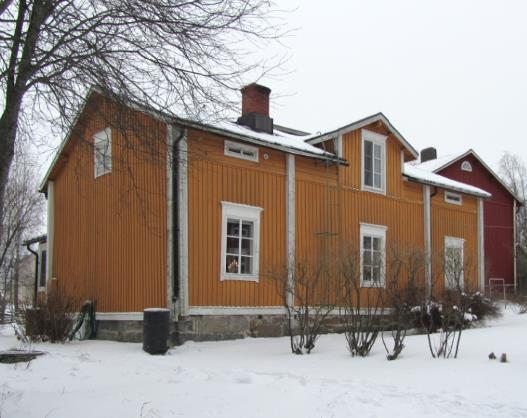 Mickas (nu Framstu-Mickas) hade sitt fähus på samma stenfähuset. Kvisten har troligen byggts i början av 1900-talet.