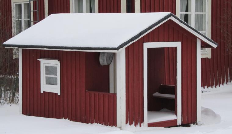 Antal våningar 2 Sockel Sten Stommaterial Sten Takets form och -material Plåt sadeltak Fasadmaterial och färg Sten och röd