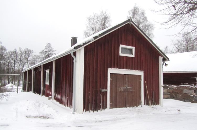 Fasadmaterial och färg Stock, olika typer av träpanel Byggnadens skick Dålig Övrigt BYGGNADSHISTORIA Byggnaden är under arkitektplanering Roger Wingren.