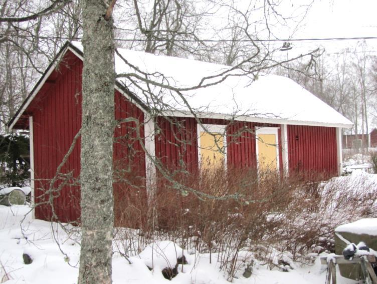 Byggår ungefär i början av 1900-talet. Byggnad nr. 63. BESKRIVNING Uthus med plåt sadeltak.