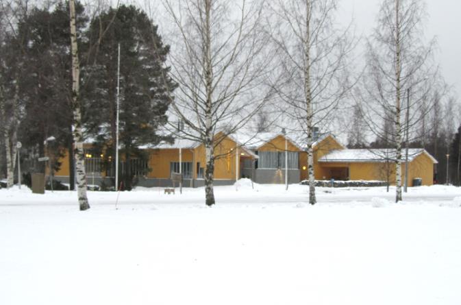 Byggnaden planerades av Arkitektbyrå Klemola Ky och byggdes 2008. Byggnaden har sten sockel och gul trä panel fasad.