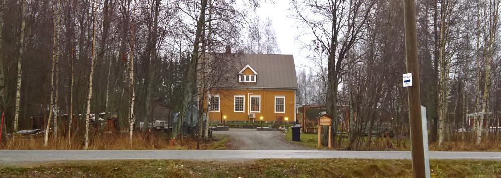 Fagernäsvägen och kyrkogården. Den består av huvudbyggnaden och förrådet.