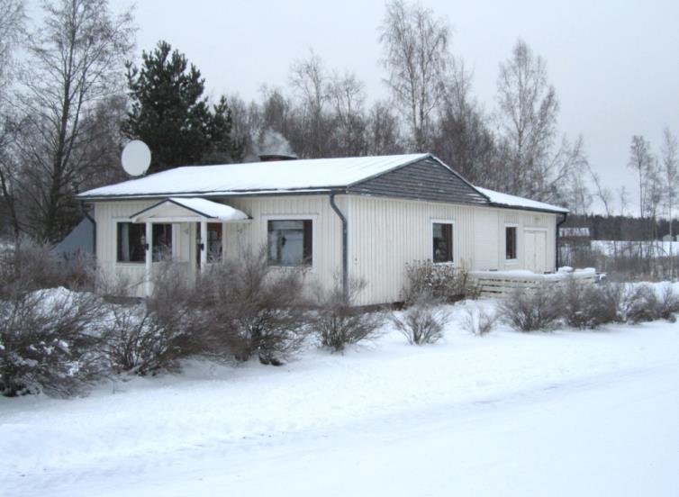 BESKRIVNING AV BYGGNAD OCH NÄRMILJÖN, Nr. 21 Gårdsgruppen är belägen på en synlig plats invid Fagernäsvägen.